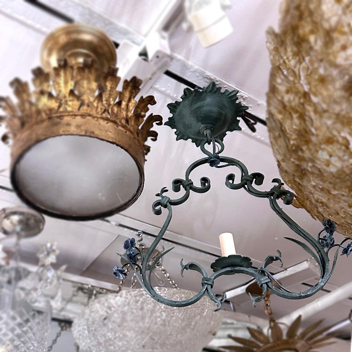 Coppia di lampadari italiani dipinti, venduti singolarmente in vendita 1