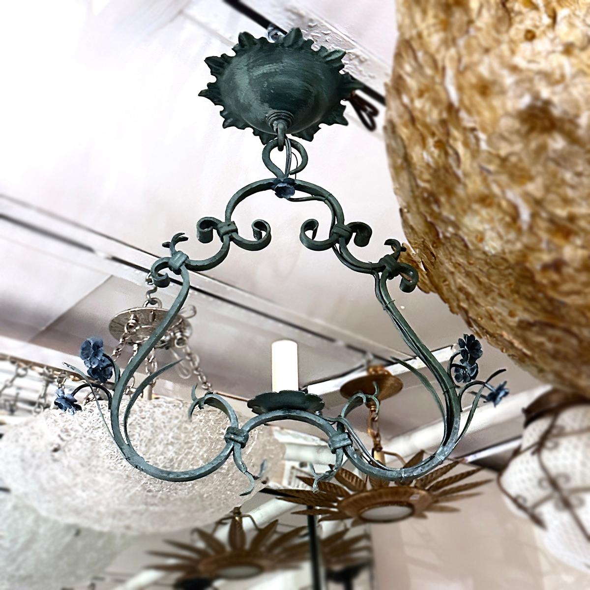 Coppia di lampadari italiani a una luce del 1920 circa in ferro con corpo in verderame e fiori blu. Venduto singolarmente.

Misure:
Caduta: 17