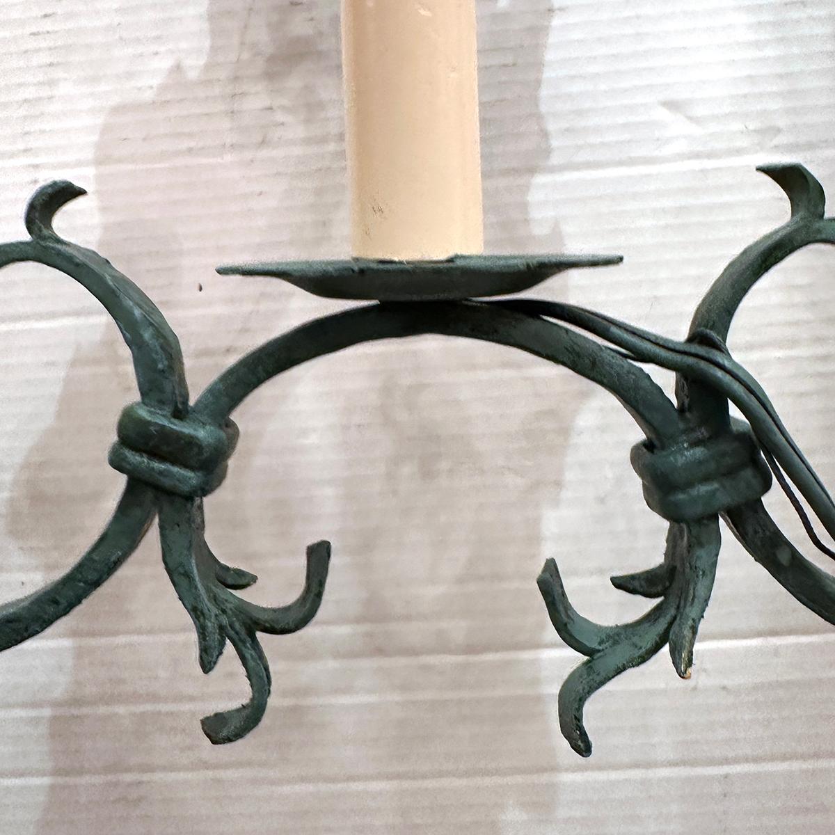 Coppia di lampadari italiani dipinti, venduti singolarmente In condizioni buone in vendita a New York, NY