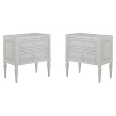 Paire de commodes de chevet italiennes peintes de style néo-classique