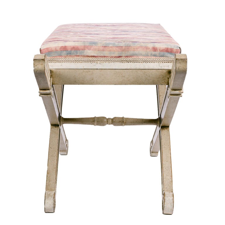 Pair of Painted Italian “Regency” X Stools In Good Condition For Sale In Toronto, ON