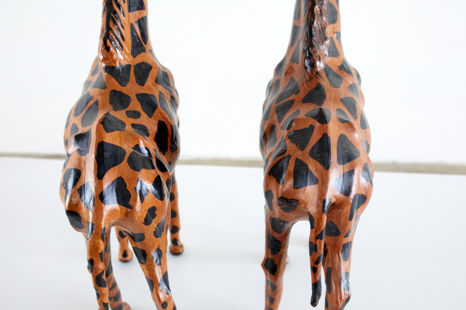 Paar bemalte Giraffenskulpturen aus Leder im Angebot 3
