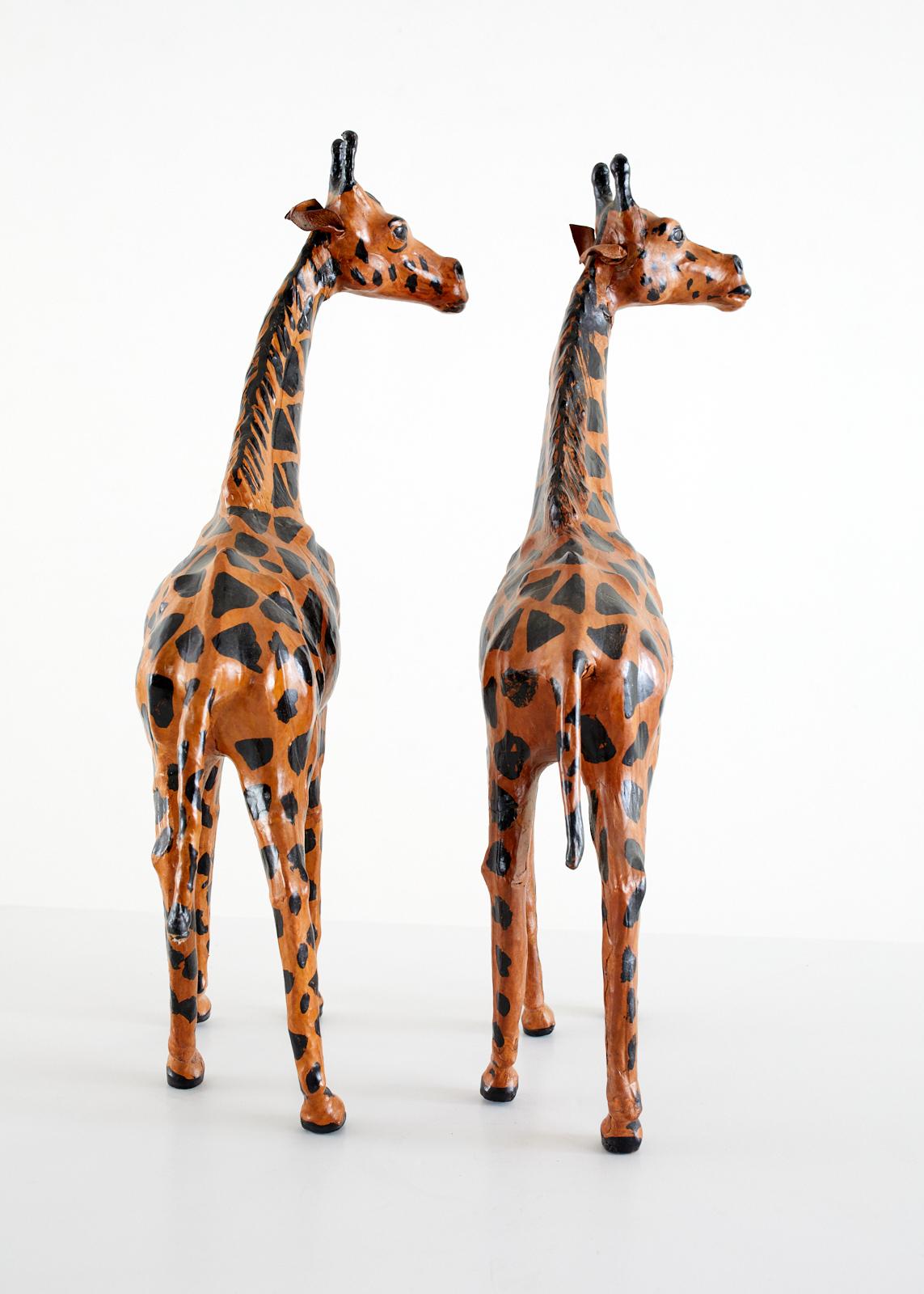 Paar bemalte Giraffenskulpturen aus Leder im Angebot 4
