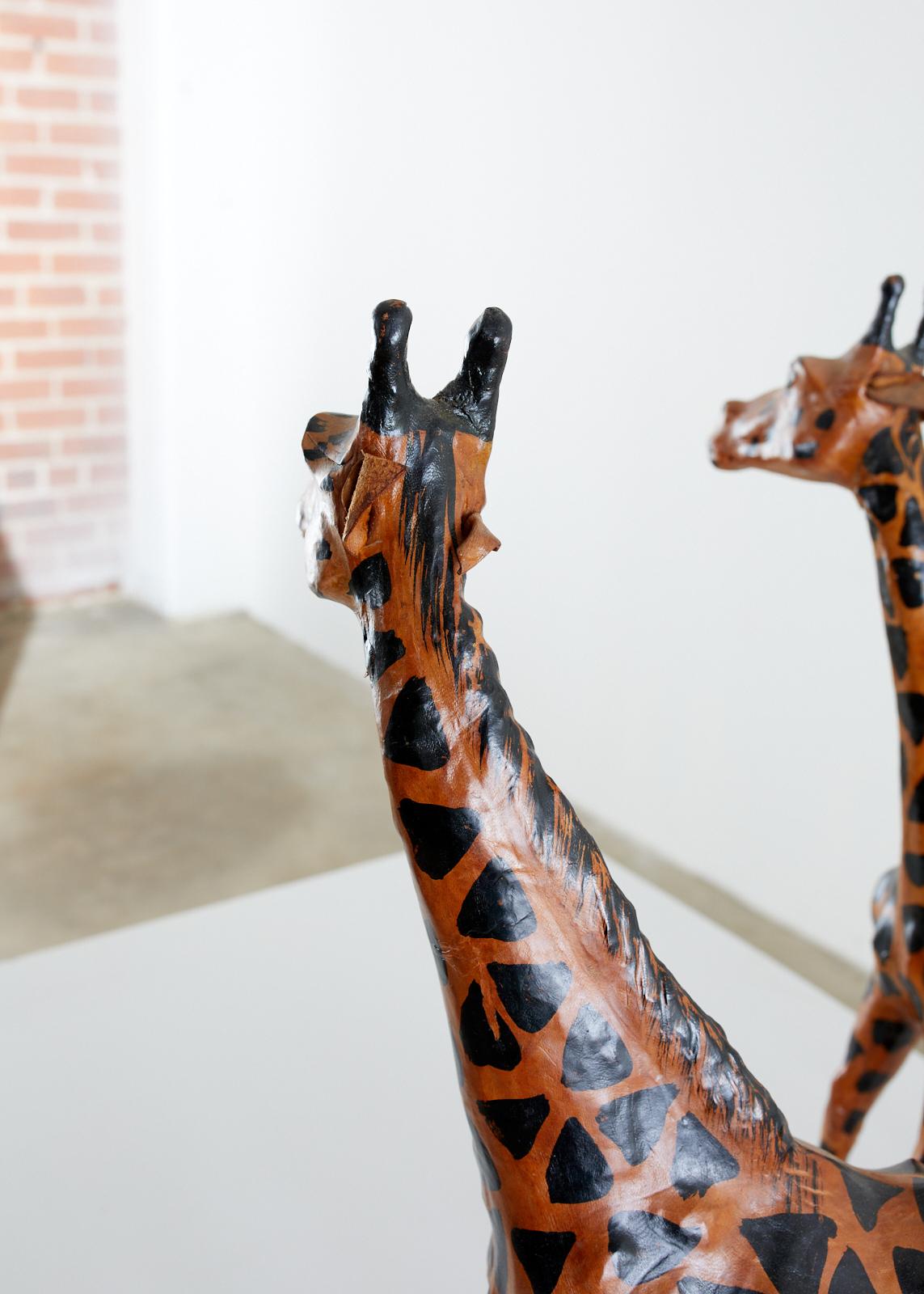 Paar bemalte Giraffenskulpturen aus Leder im Angebot 5