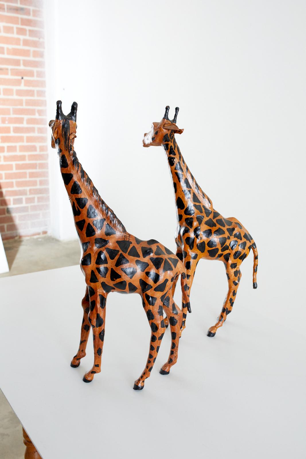 Paar bemalte Giraffenskulpturen aus Leder im Angebot 6