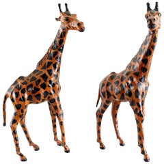 Paire de sculptures de girafe en cuir peint