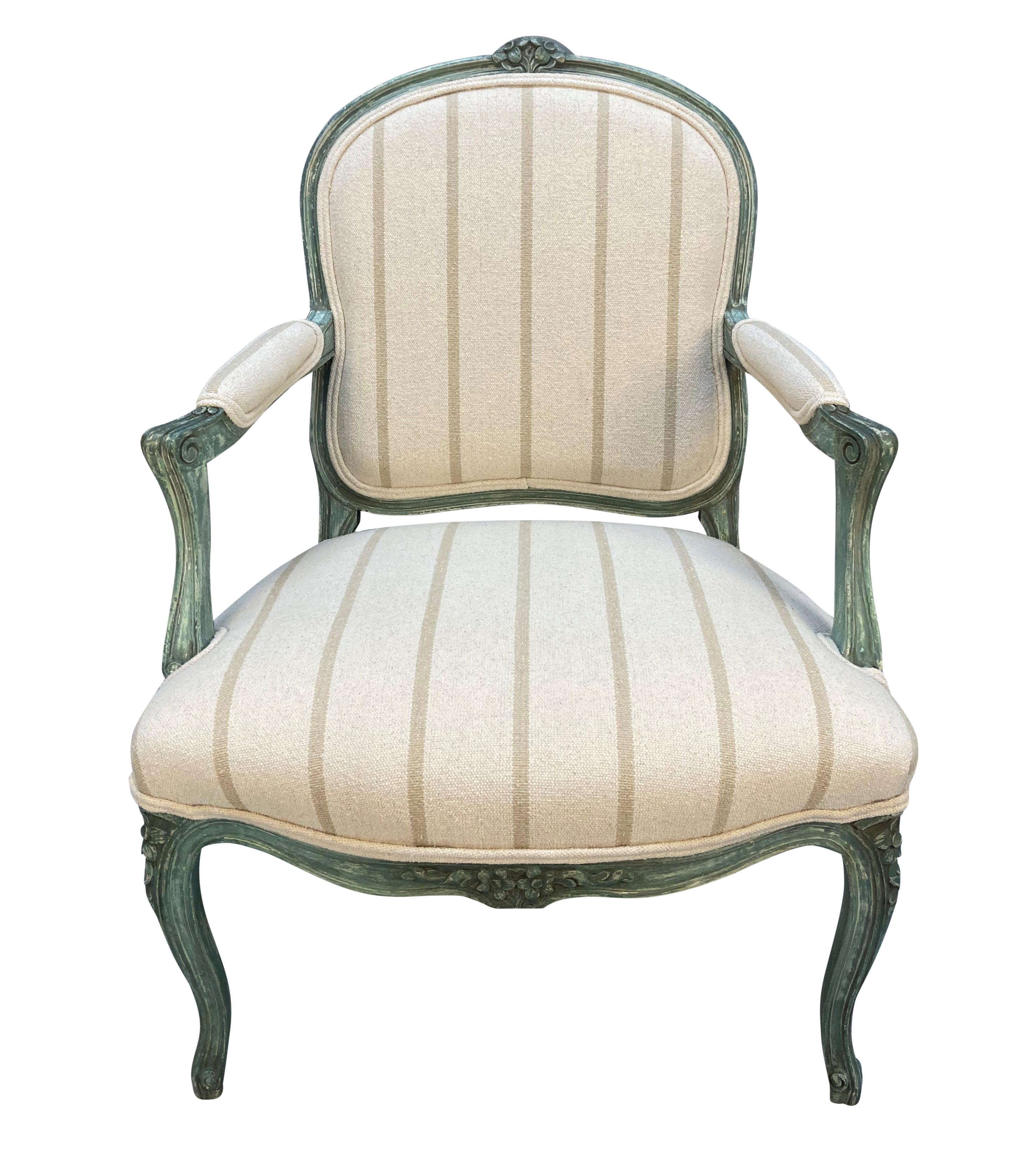 Paire de fauteuils français de style Louis XV, sculptés et peints en vert. Nouvellement tapissé en lin.