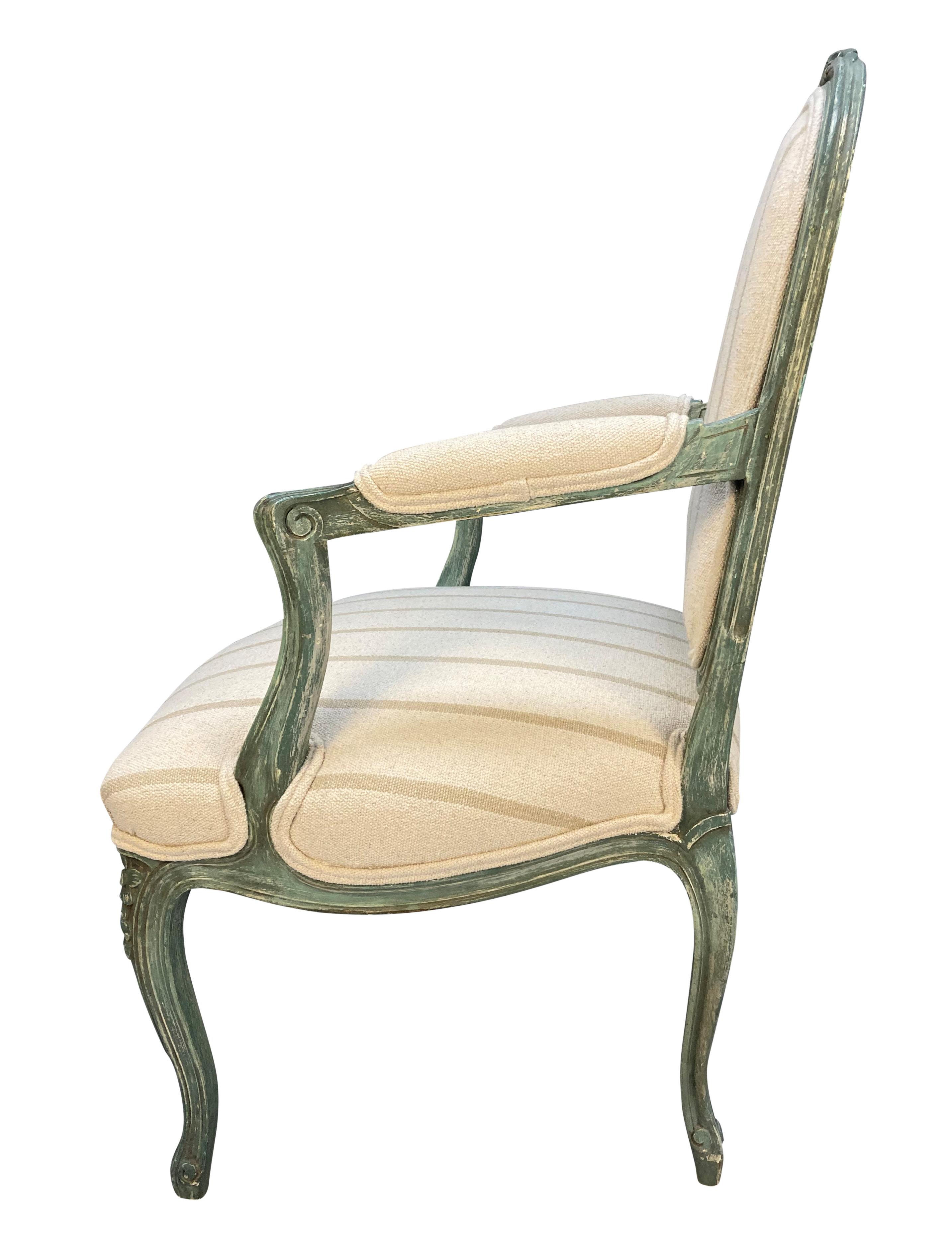 Paire de fauteuils peints de style Louis XV Bon état - En vente à Kent, Dover