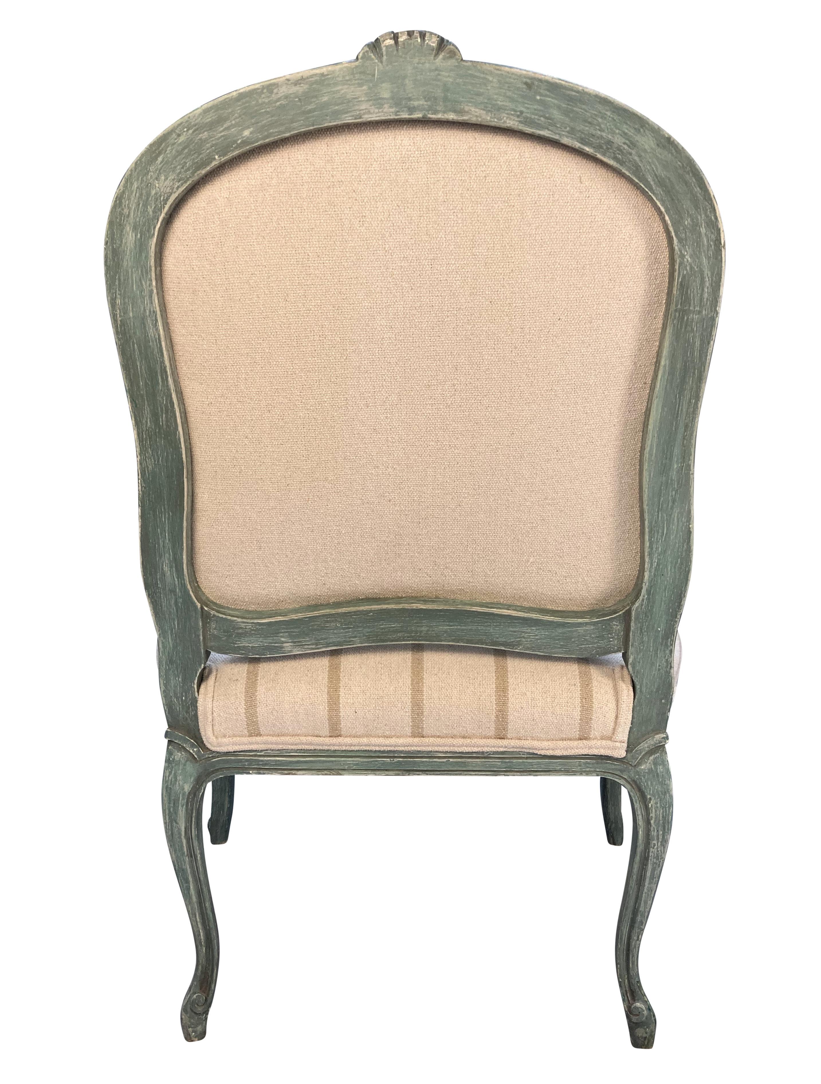 Milieu du XXe siècle Paire de fauteuils peints de style Louis XV en vente