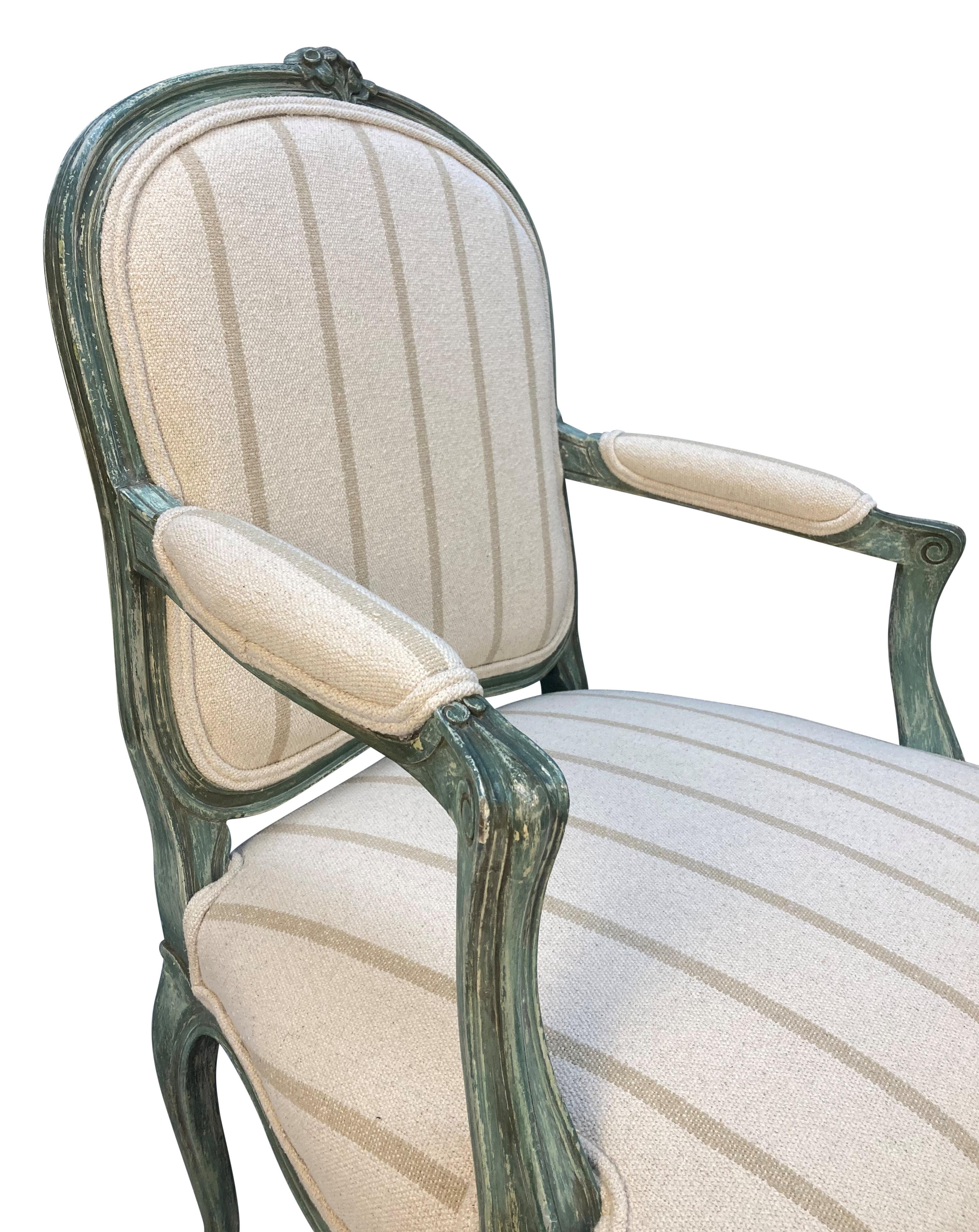 Hêtre Paire de fauteuils peints de style Louis XV en vente
