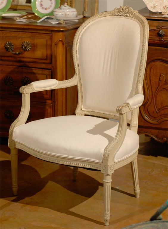 Pair of French Louis XVI Style 19th Century Painted Armchairs with Carved Decor In Excellent Condition In Atlanta, GA