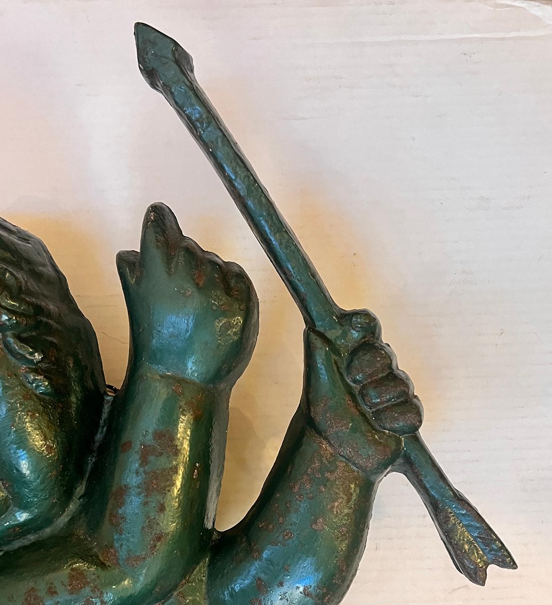 Peint à la main Paire d'appliques ange en métal peint en vente