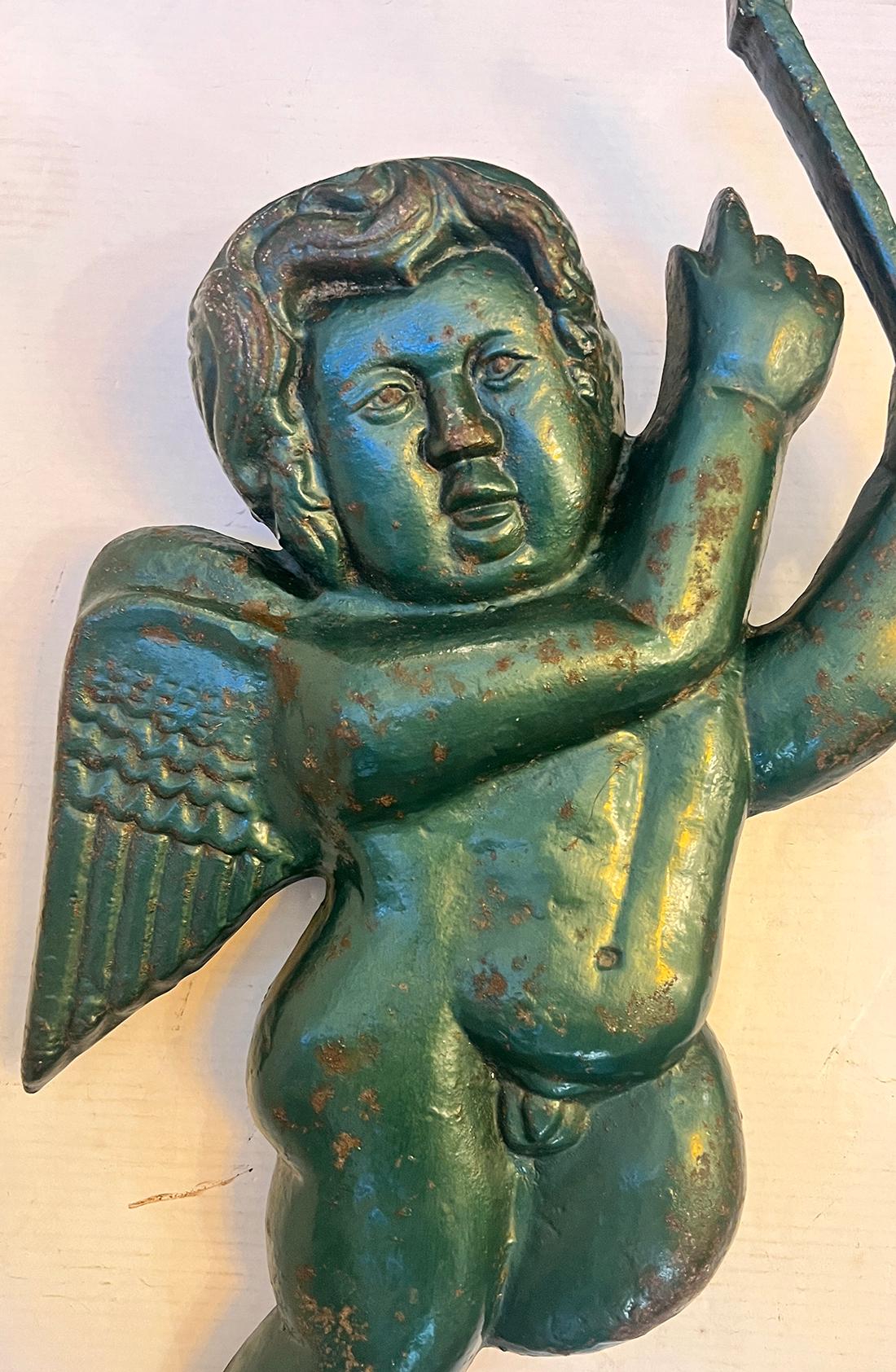 Milieu du XXe siècle Paire d'appliques ange en métal peint en vente