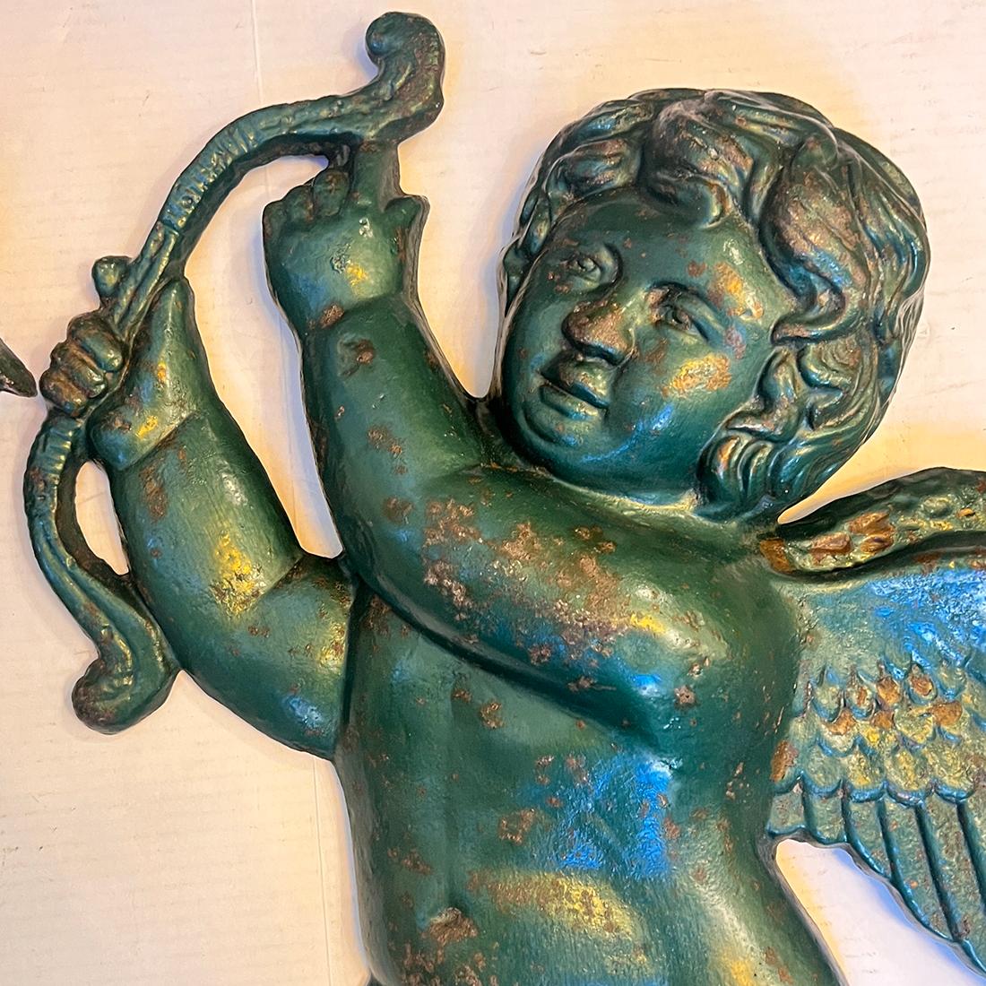 Métal Paire d'appliques ange en métal peint en vente