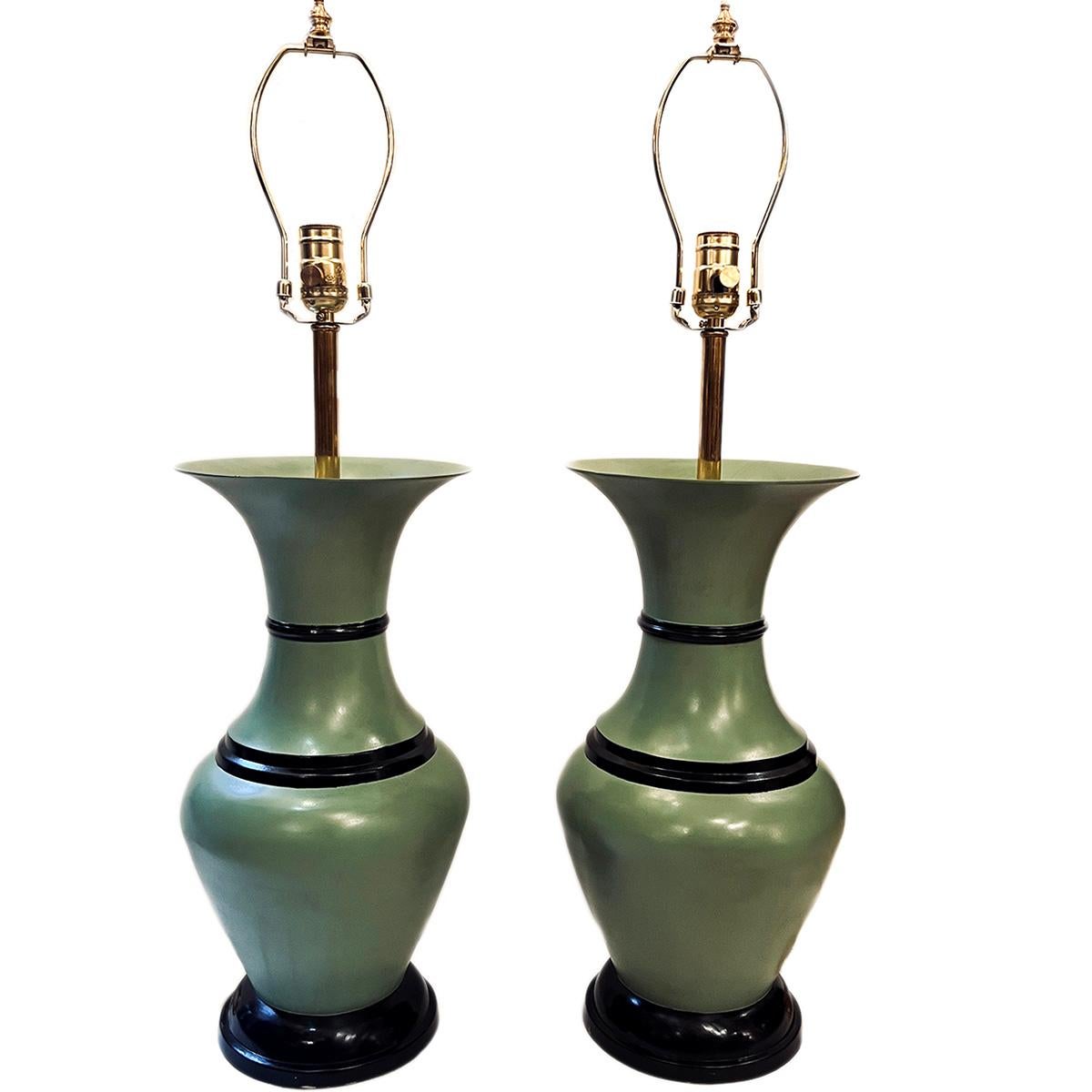 Pareja de lámparas de metal pintado en venta 3