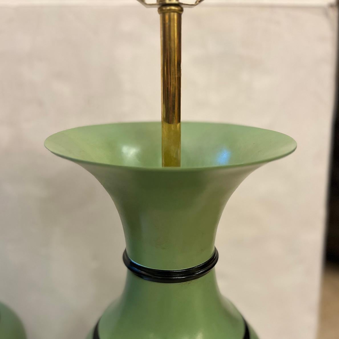 Pareja de lámparas de metal pintado Italiano en venta