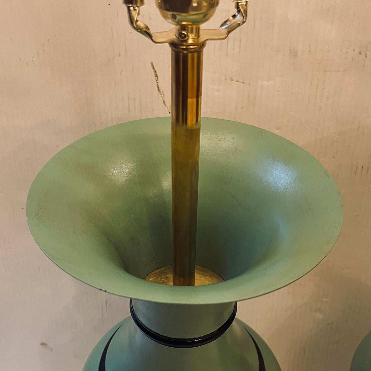 Pareja de lámparas de metal pintado Pintado a mano en venta