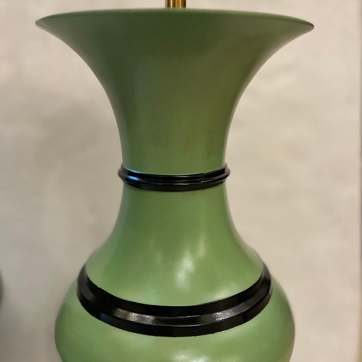 Pareja de lámparas de metal pintado en Bueno estado para la venta en New York, NY