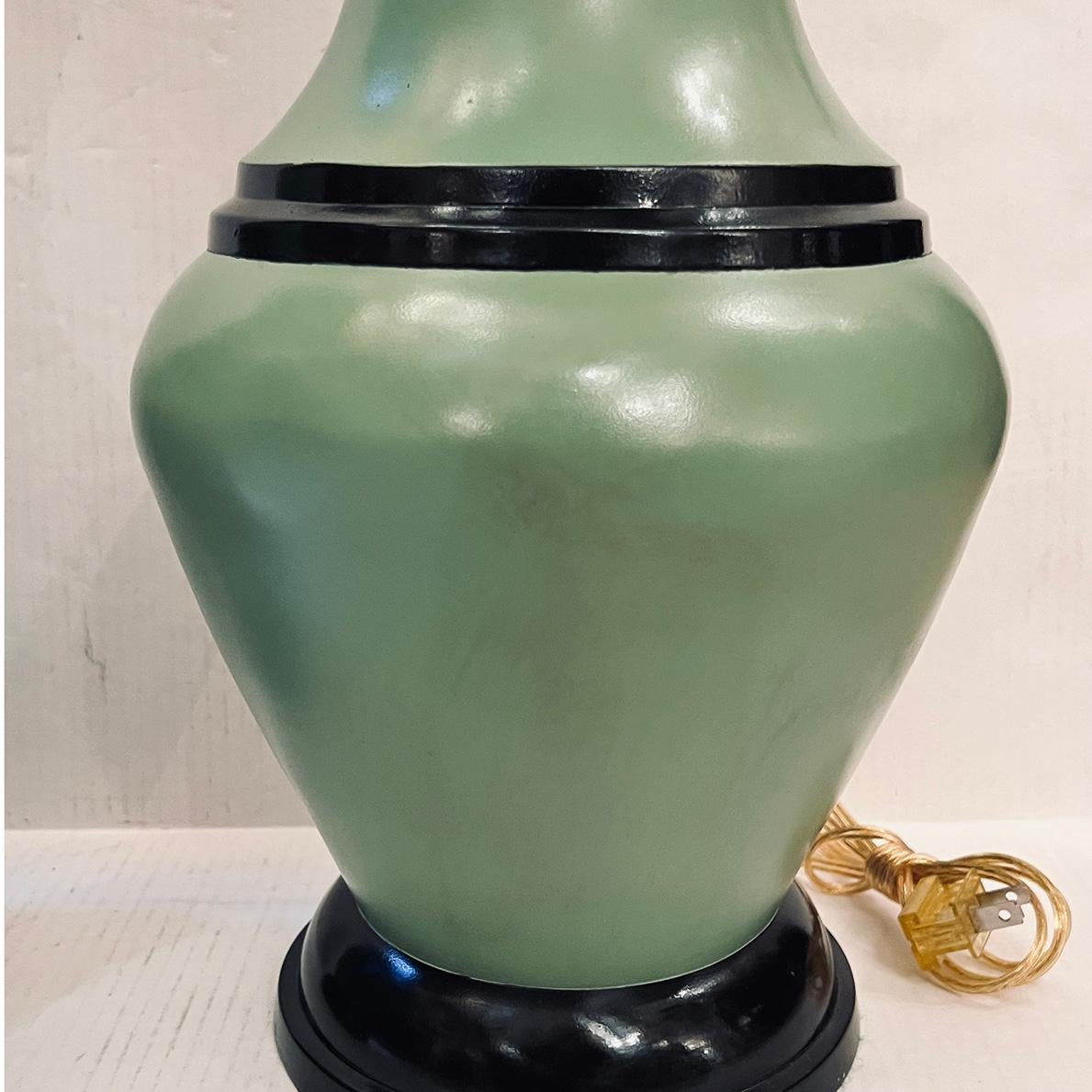 Pareja de lámparas de metal pintado mediados del siglo XX en venta