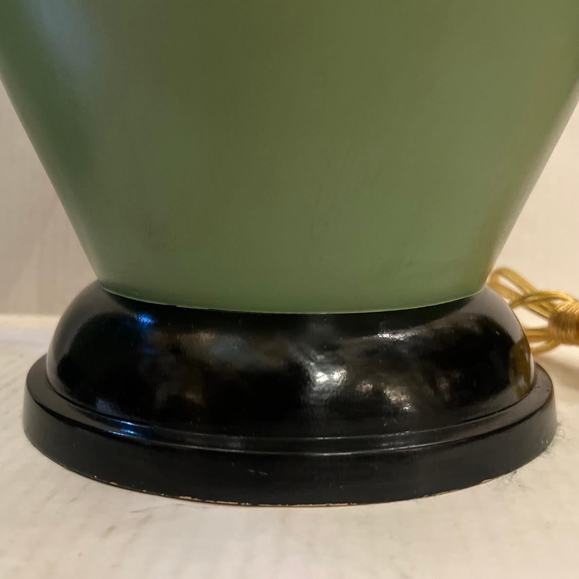 Pareja de lámparas de metal pintado en venta 1