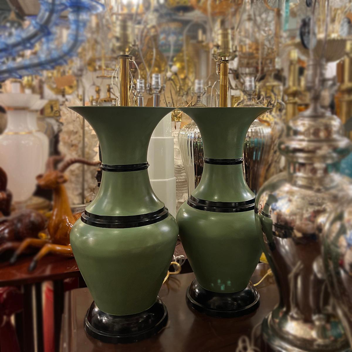 Pareja de lámparas de metal pintado en venta 2