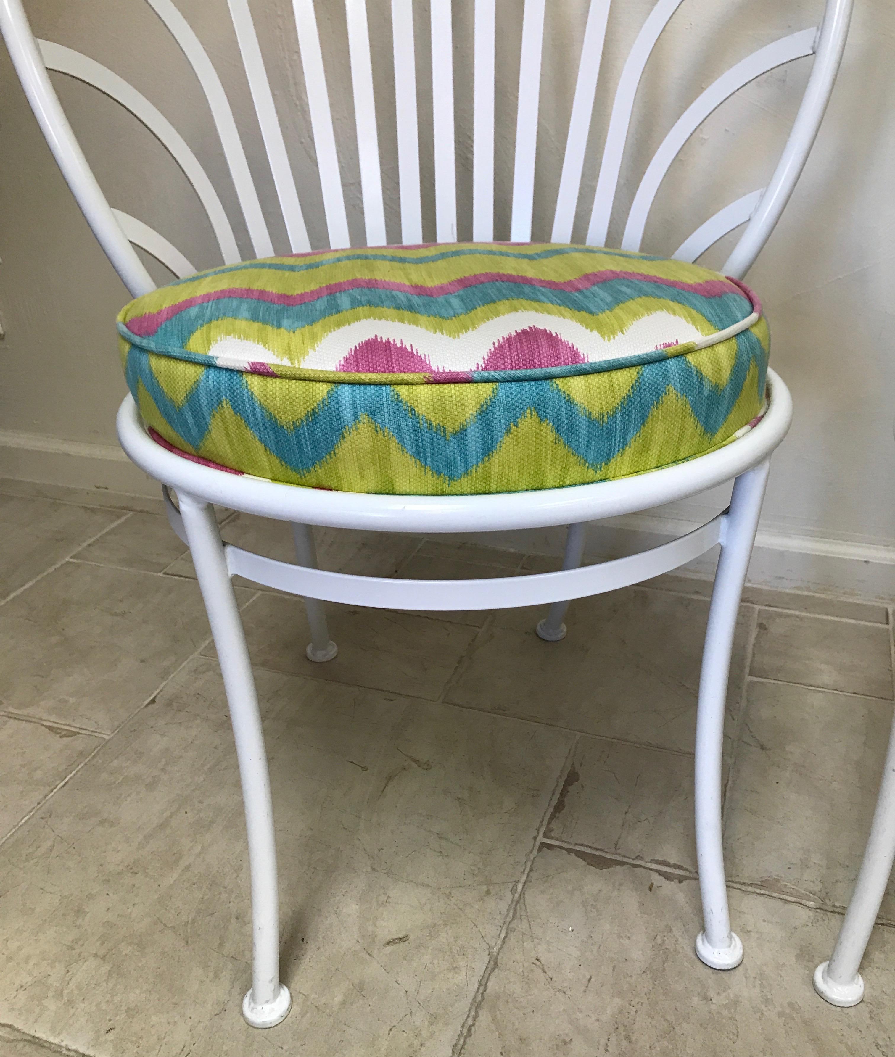 Américain Paire de chaises paon peintes en vente