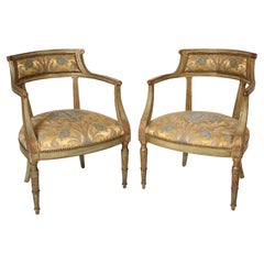 Paire de fauteuils de style néoclassique peints à dossier baril