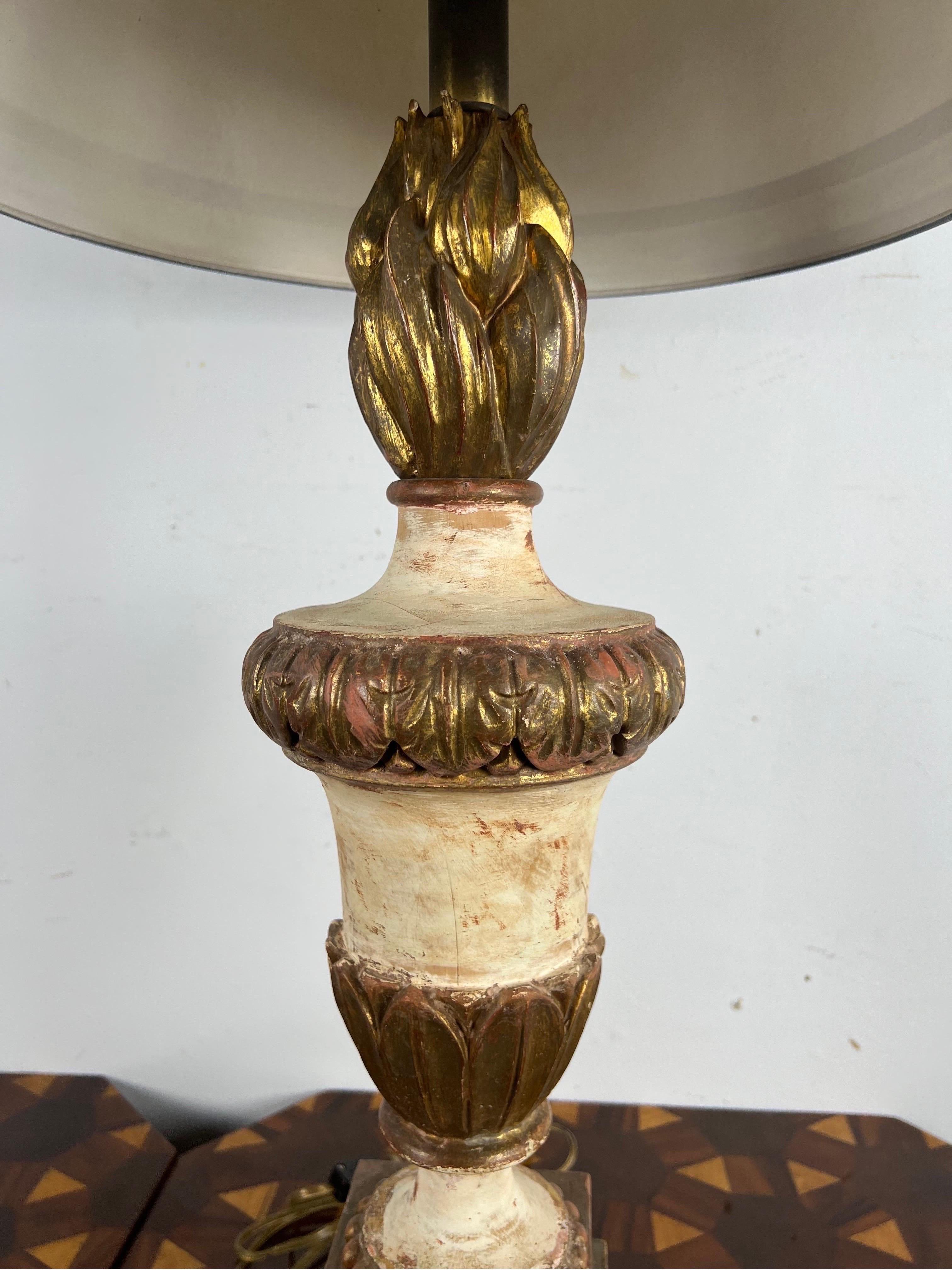 Paire de lampes en forme de flamme peintes et dorées à la feuille avec abat-jours en parchemin en vente 4