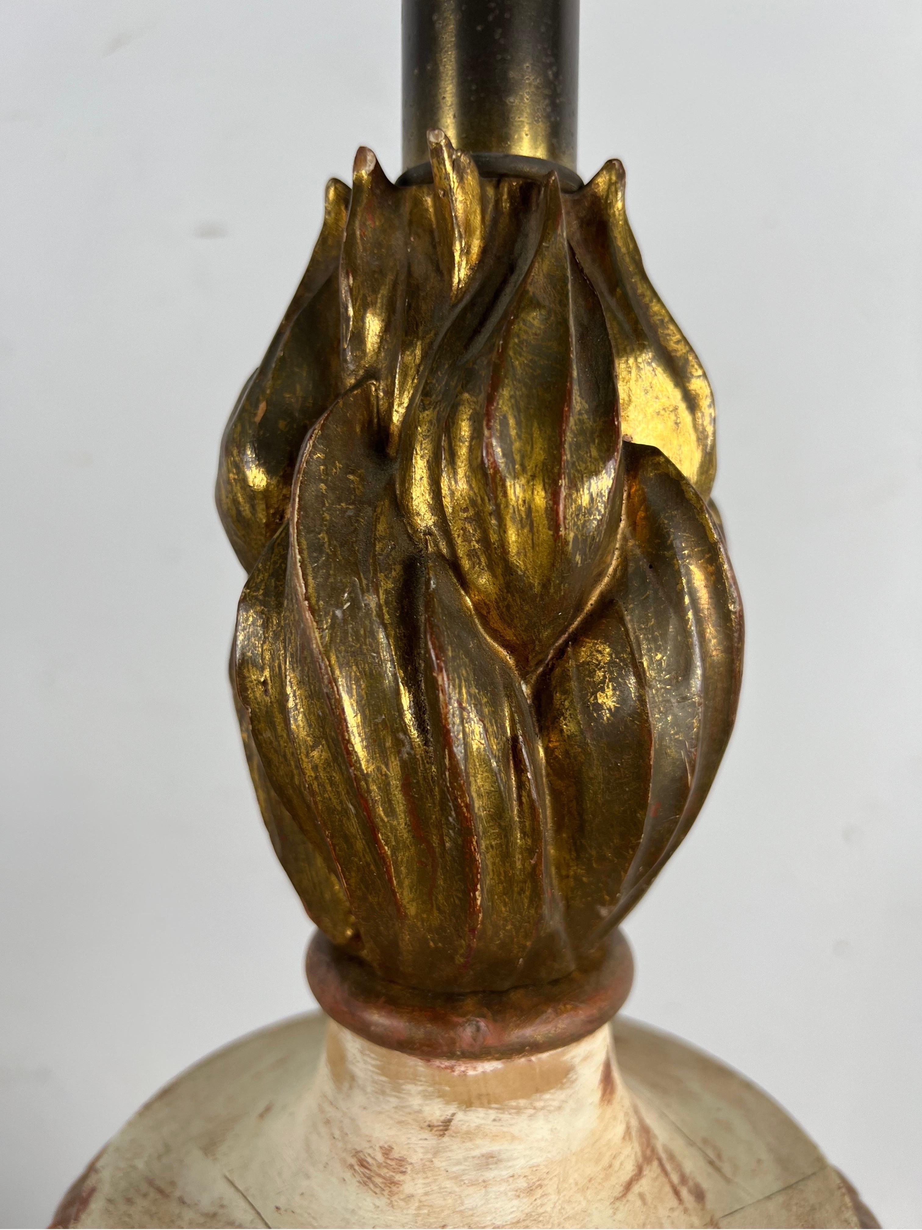 Paire de lampes en forme de flamme peintes et dorées à la feuille avec abat-jours en parchemin en vente 7