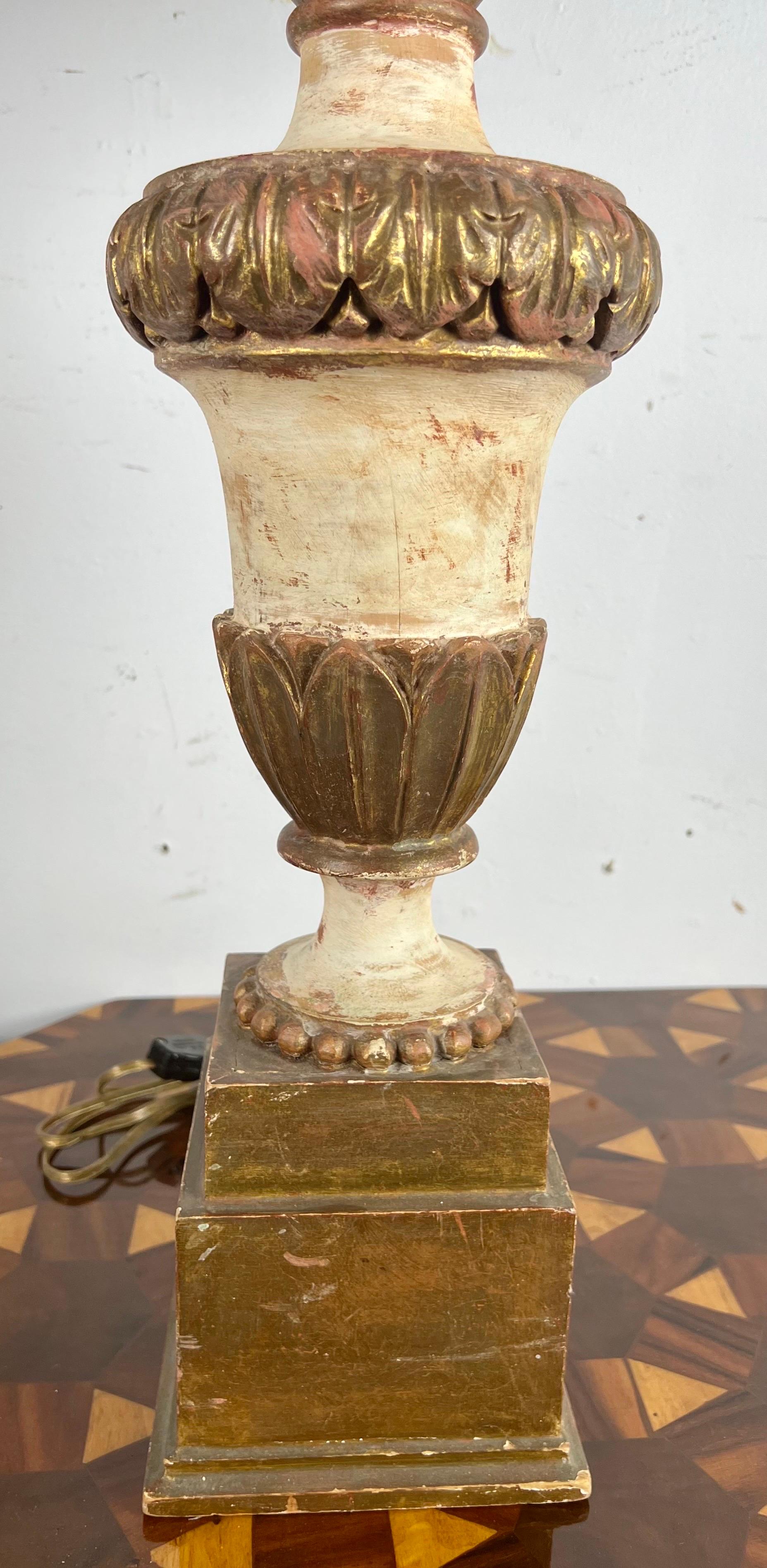 Baroque Paire de lampes en forme de flamme peintes et dorées à la feuille avec abat-jours en parchemin en vente