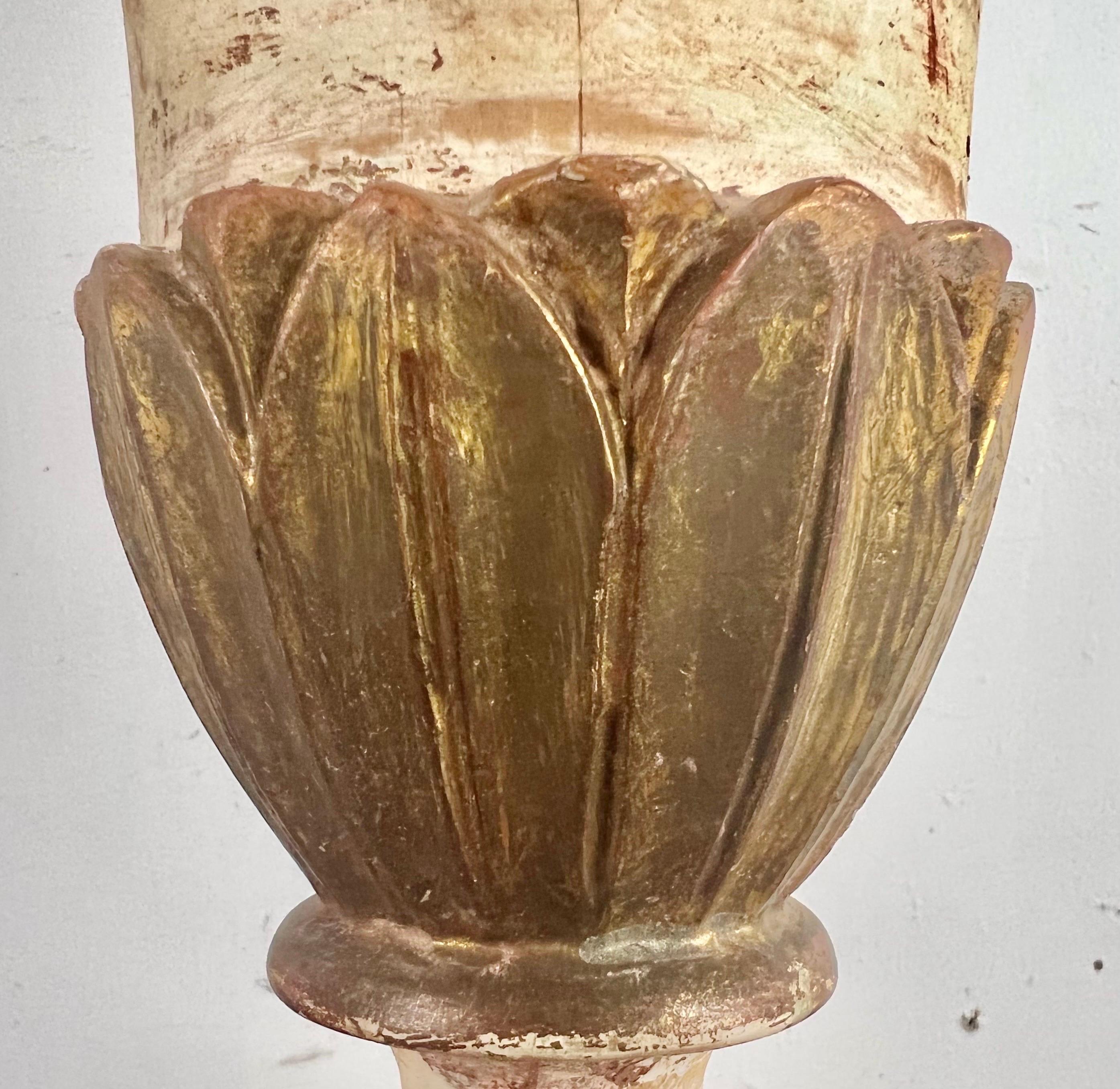 Feuille d'or Paire de lampes en forme de flamme peintes et dorées à la feuille avec abat-jours en parchemin en vente