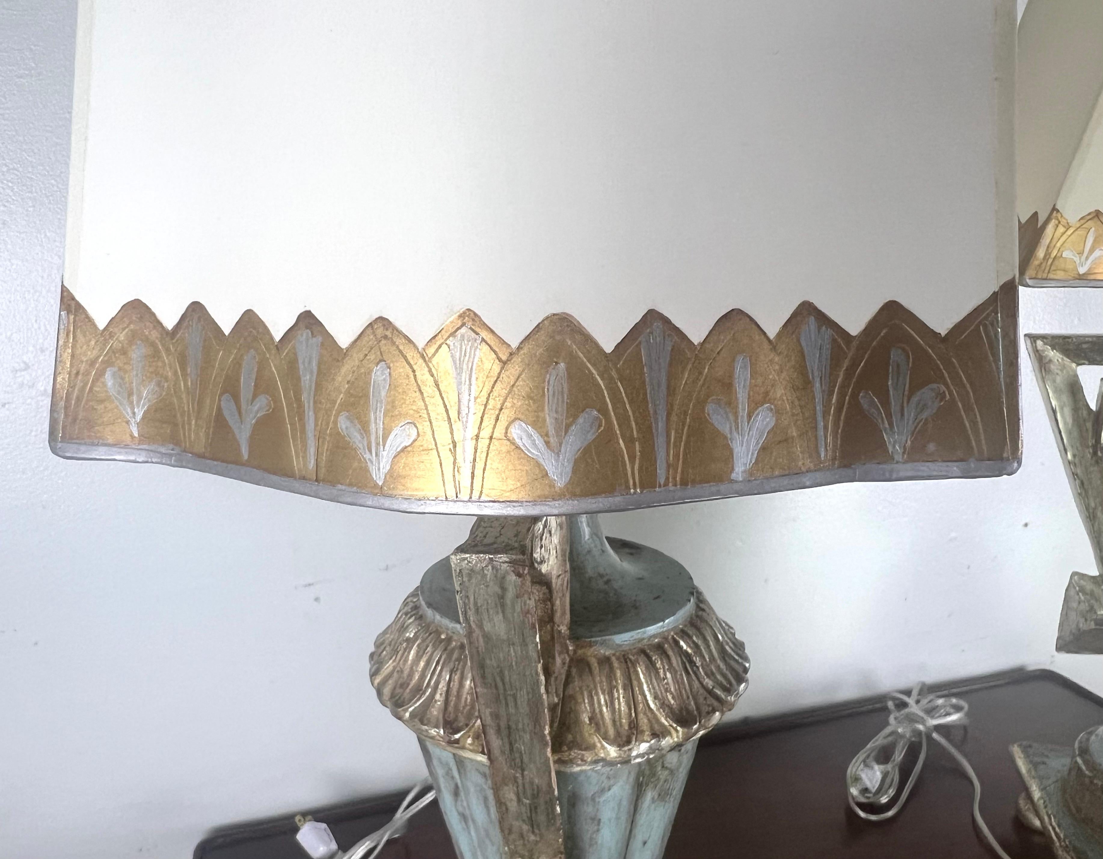 Par de  Lámparas Urna Pintadas y Doradas con Pantallas de Pergamino en venta 5