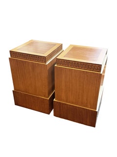 Pareja de Pedestales Pintados con Motivo de Llave Griega