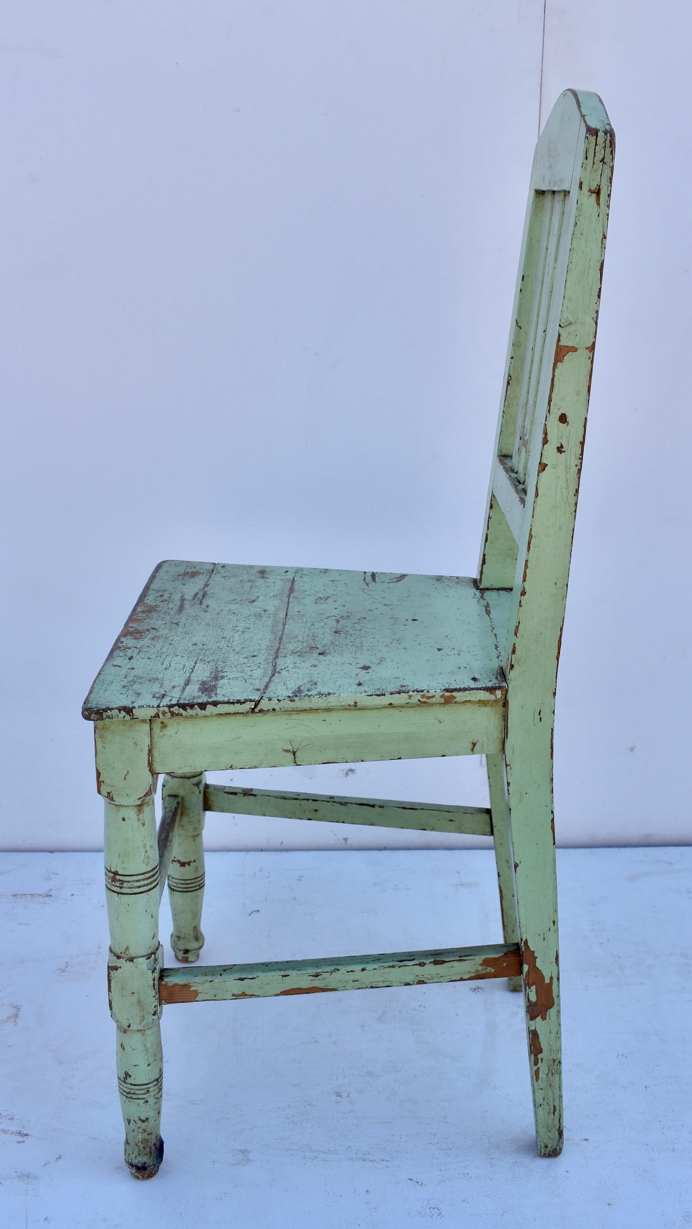 Pair of Painted Pine Plank-Seat Chairs In Good Condition In Baltimore, MD