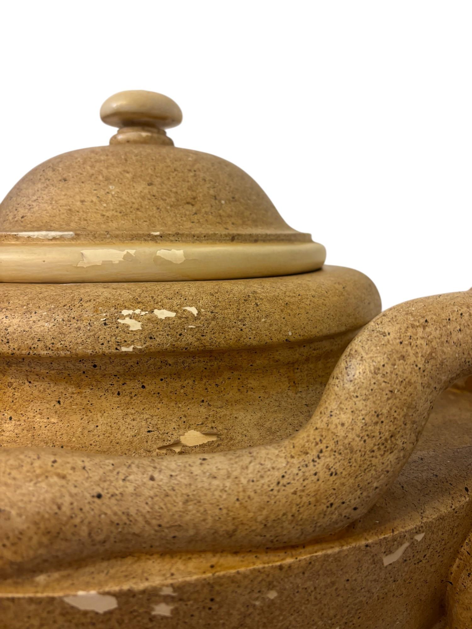 Pair of painted plaster vases with porphyry decoration in the antique style. en vente 2