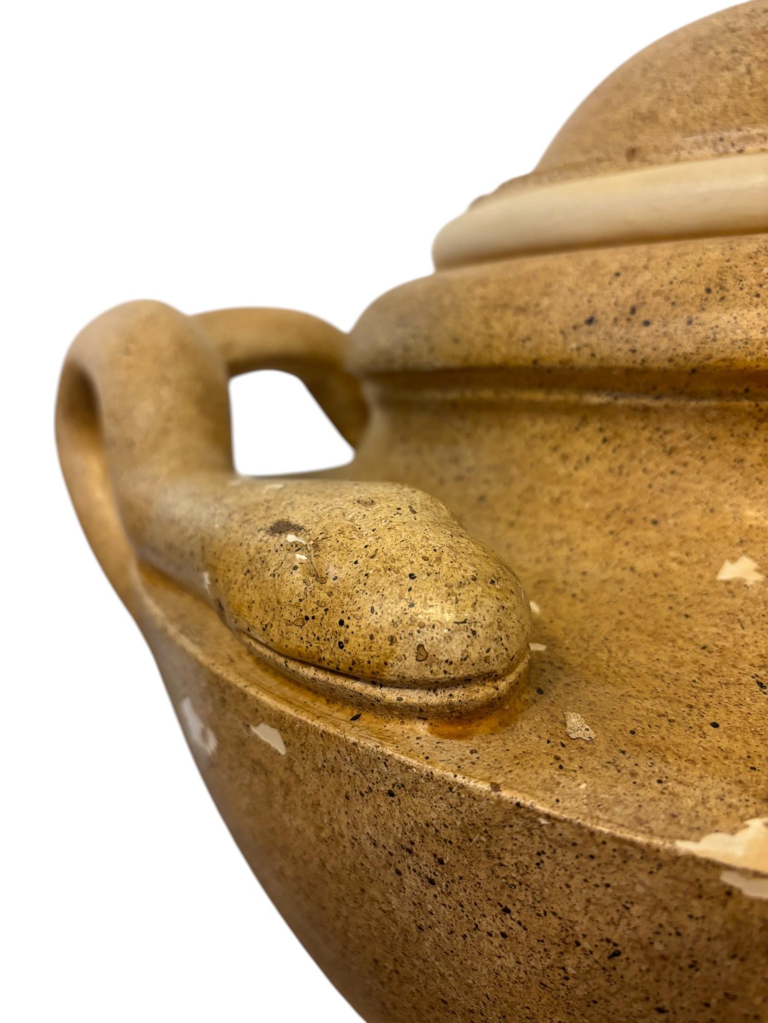 Pair of painted plaster vases with porphyry decoration in the antique style. en vente 4
