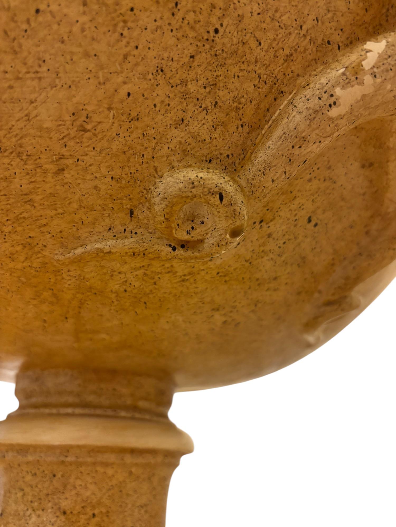 Fin du 20e siècle Pair of painted plaster vases with porphyry decoration in the antique style. en vente