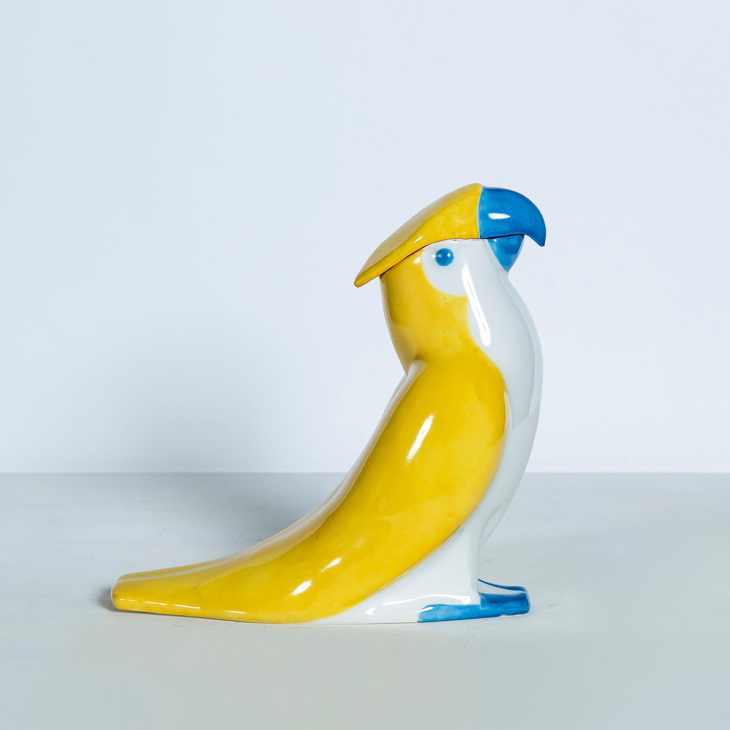 Coppia di decanter per vino in porcellana dipinta firmati Edouard-Marcel Sandoz, 1920 circa.