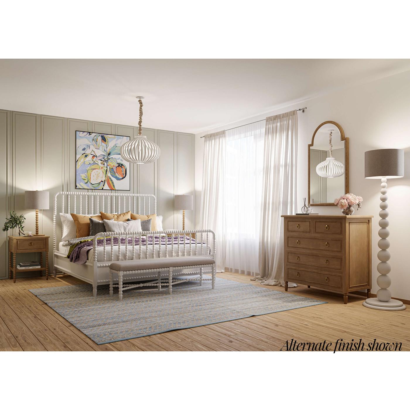Un mélange étonnant d'élégance classique et de design contemporain. Chaque miroir présente un cadre en bois perlé sculpté avec une finition peinte en blanc architectural légèrement vieillie qui incarne le style intemporel Queen Anne. La forme unique