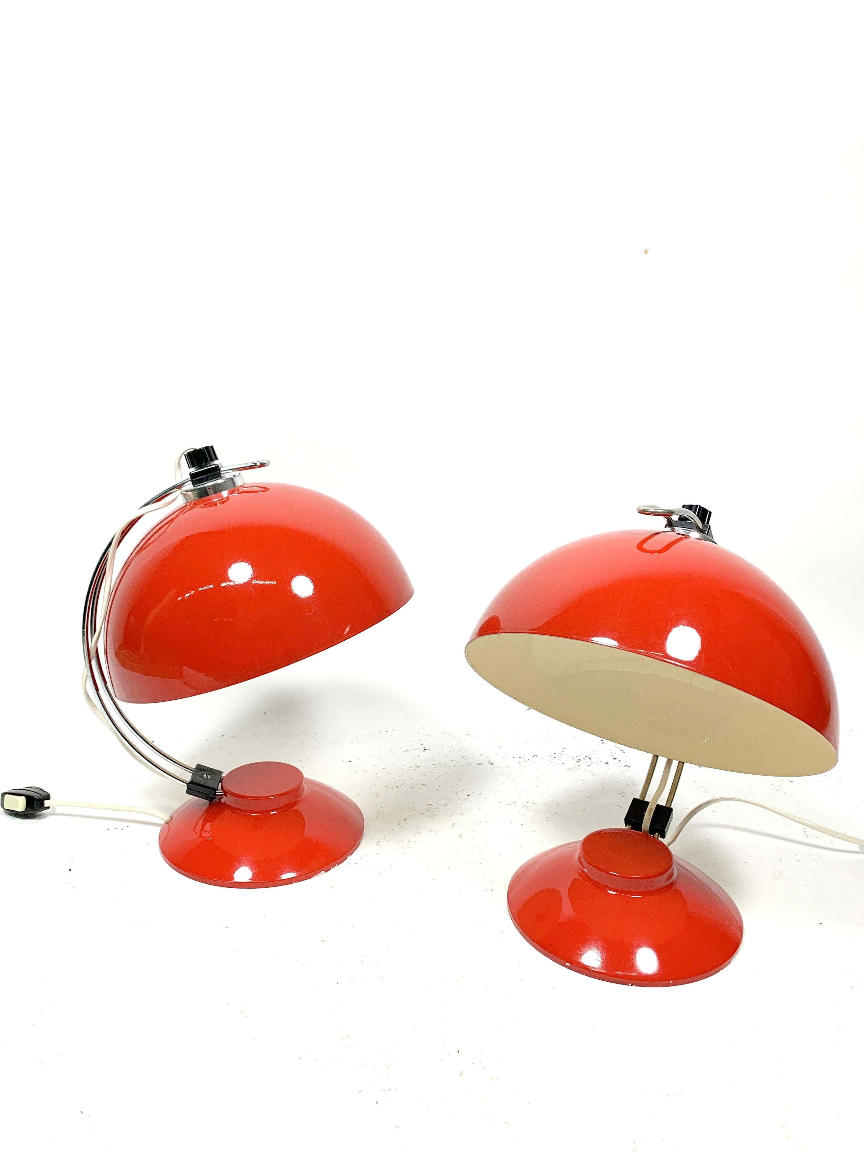 This pair of painted red Space Age lamps, is in good condition. It has a chrome-plated tubular frame and black plastic accessories.
Rare in pairs, they're great decorative additions to any interior.