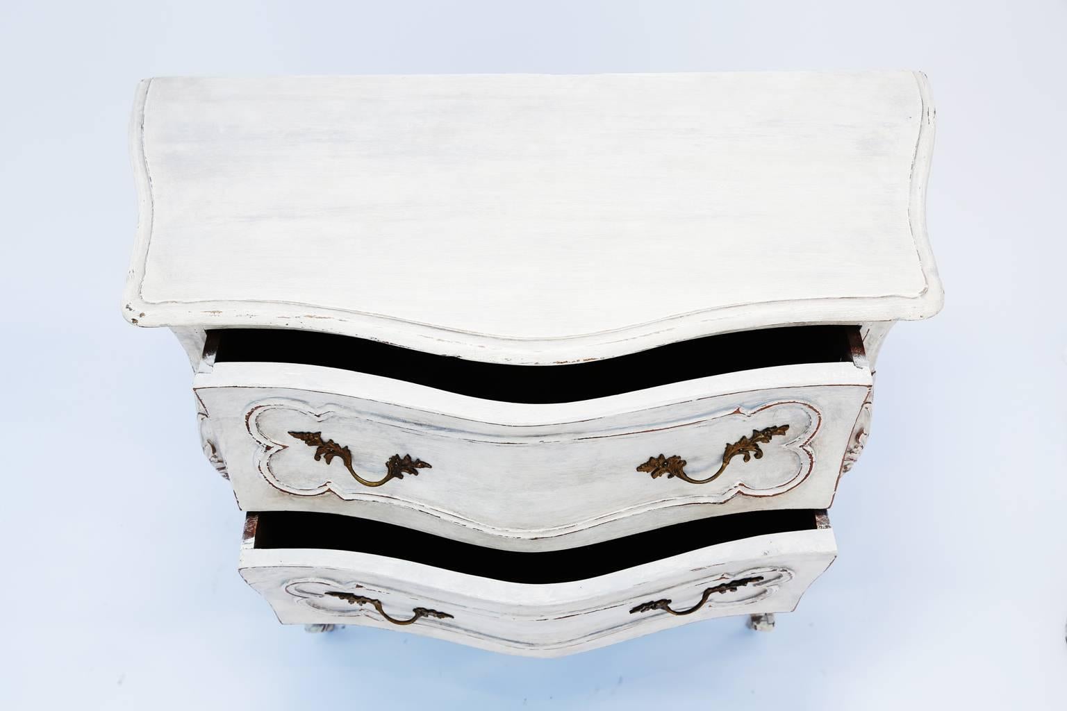 Pair of Painted Rococo-Style Nightstand Commodes In Excellent Condition In West Palm Beach, FL