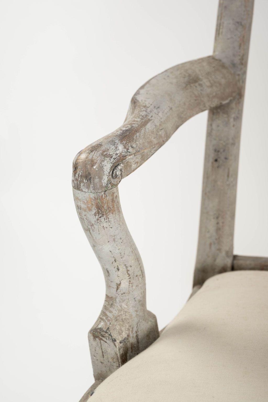 Paire de fauteuils suédois rococo peints vers 1750-1779.
