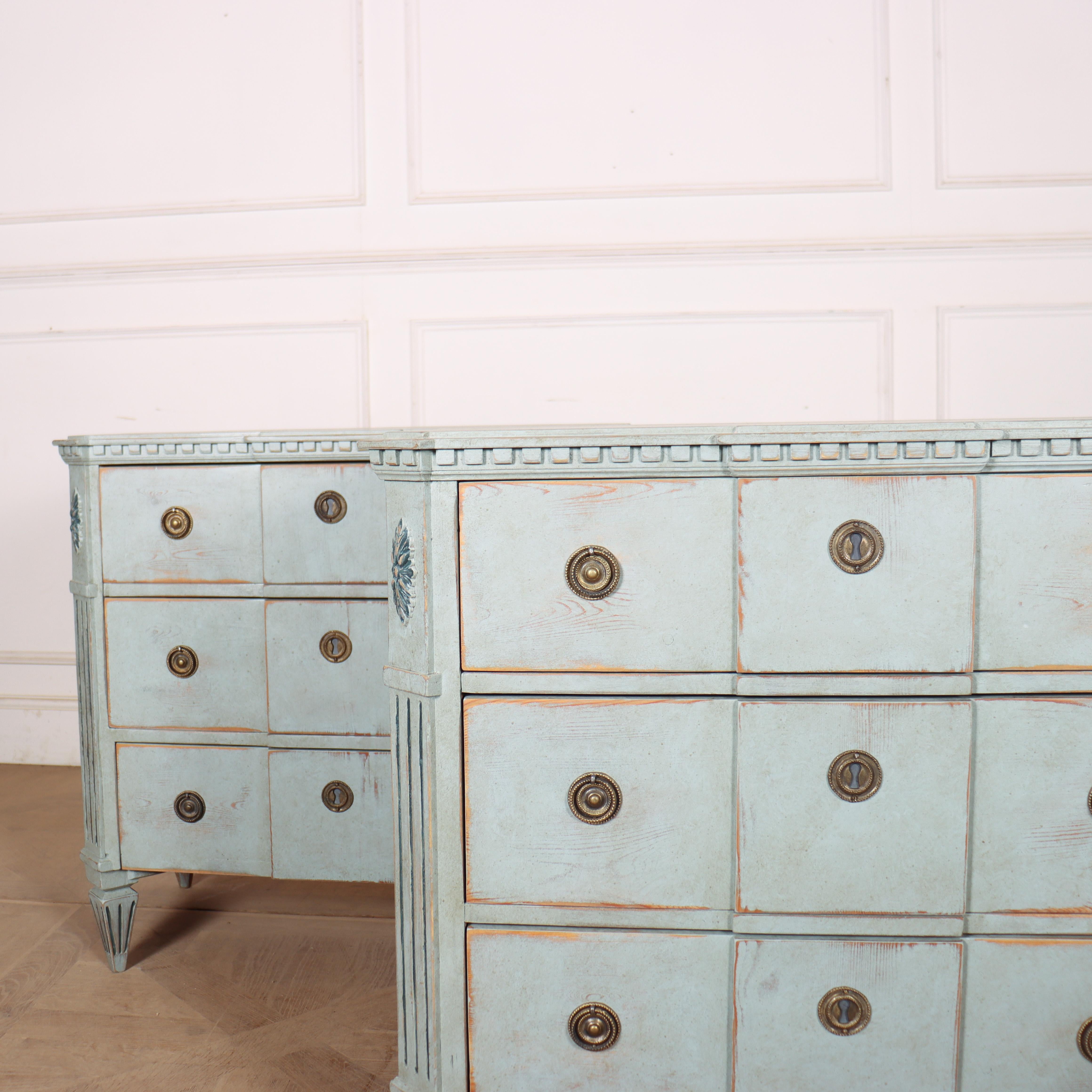 Good pair of 19th century painted Swedish breakfront commodes. 1880.


Internal reference: C


Code: 8863

Dimensions:
W: 33.5