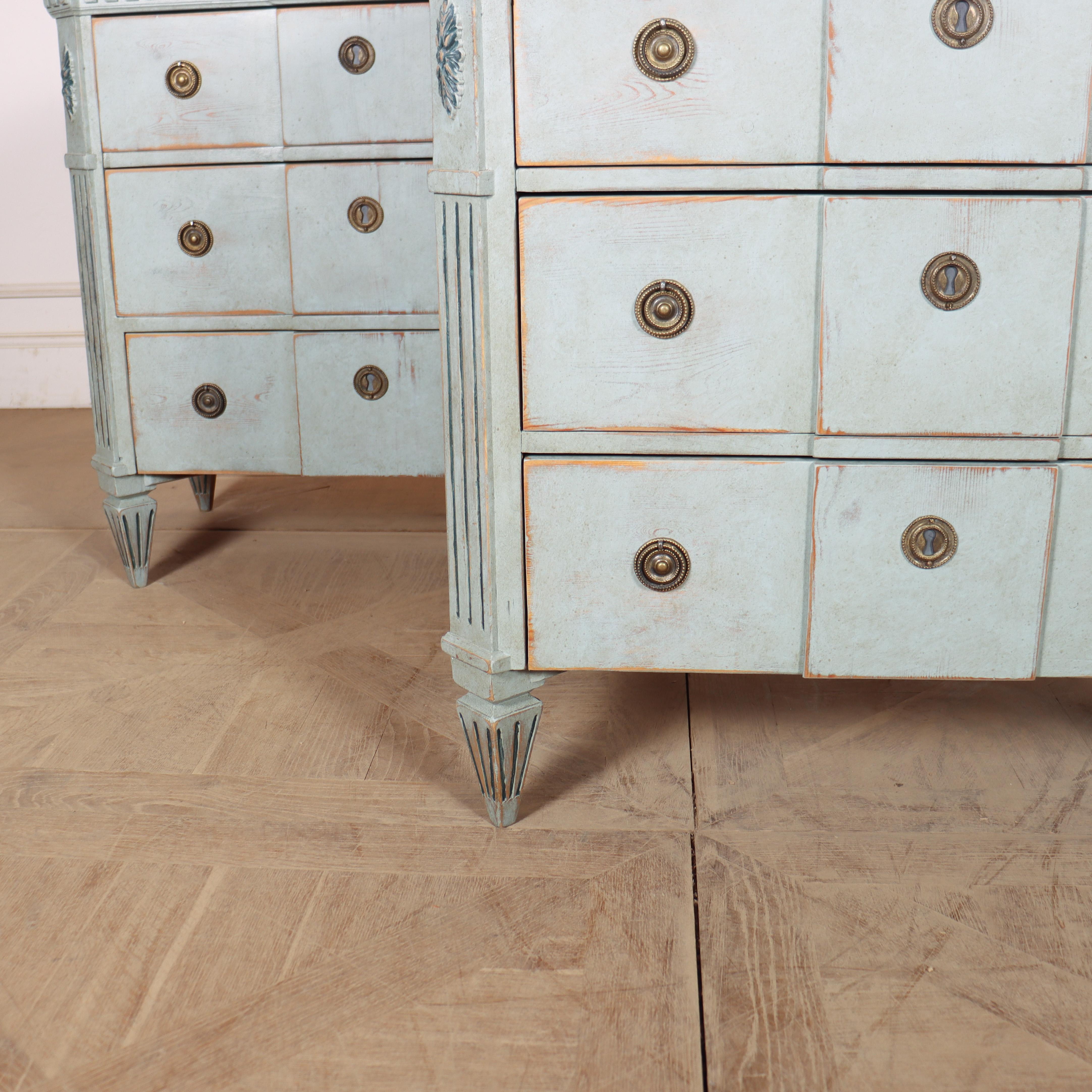 Pair of Painted Swedish Breakfront Commodes In Good Condition For Sale In Leamington Spa, Warwickshire