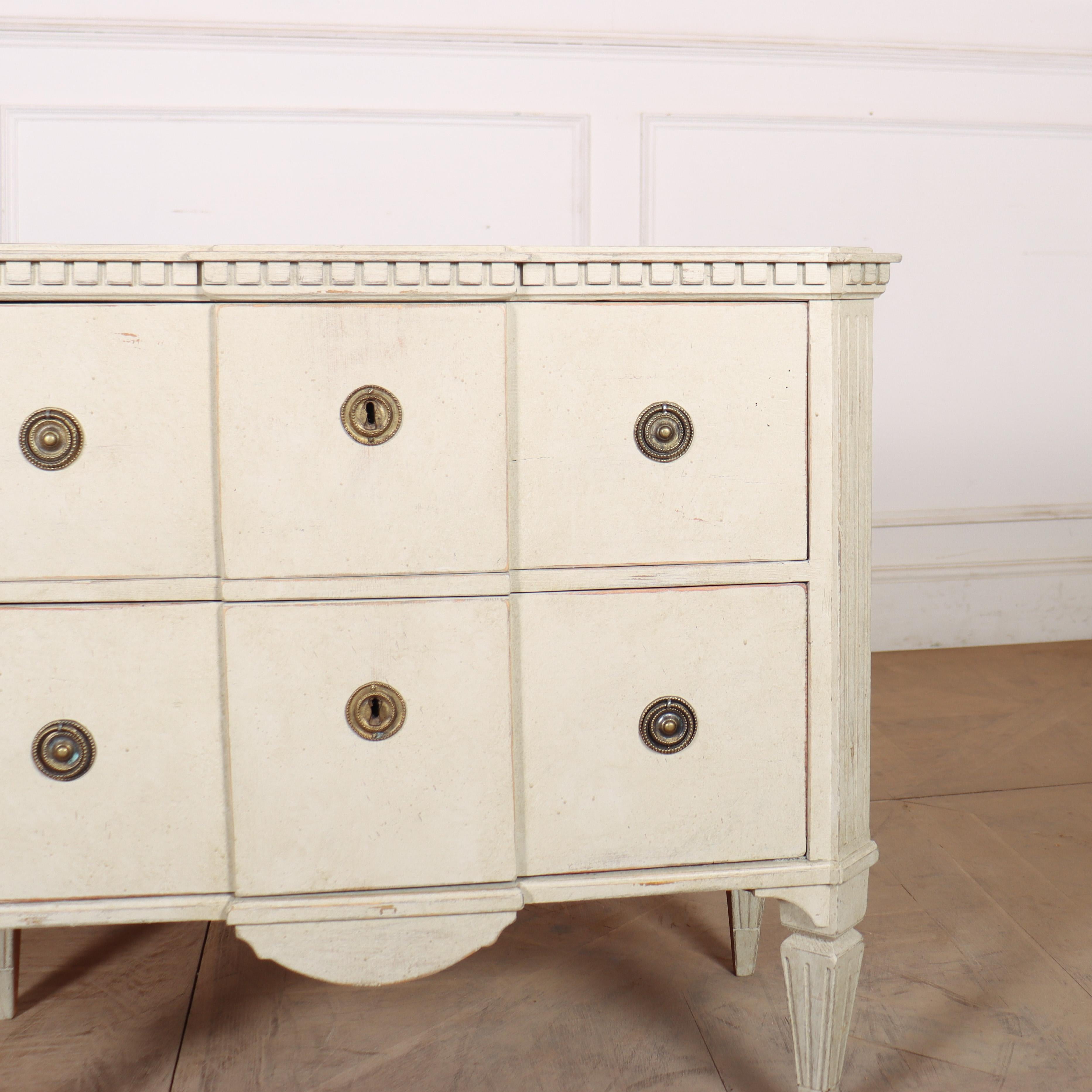 Pair of Painted Swedish Breakfront Commodes In Good Condition For Sale In Leamington Spa, Warwickshire