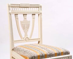 Paire de chaises d'appoint gustaviennes suédoises peintes avec siège rembourré:: vers 1810