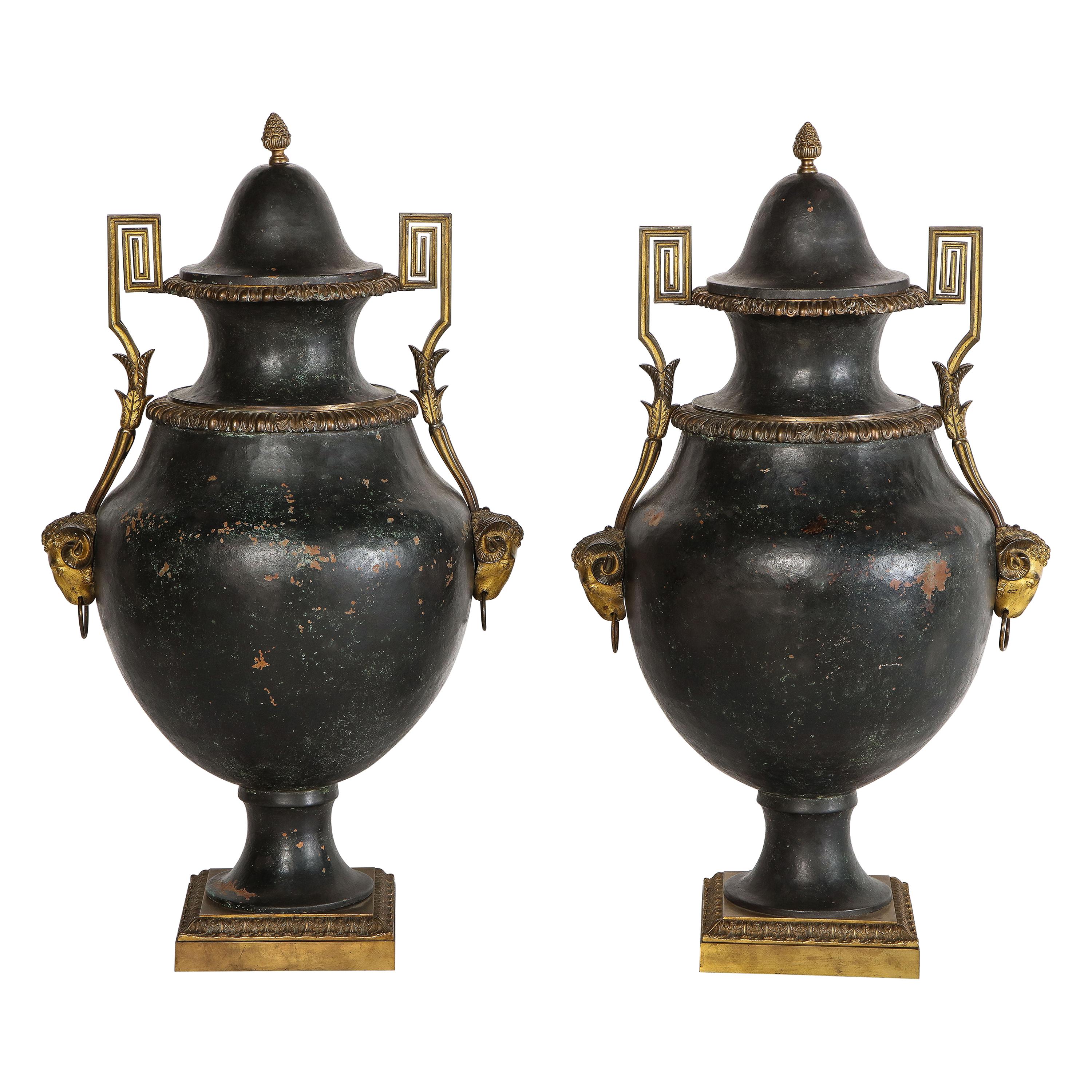 Paar bemalte Vasen mit Deckel im neoklassischen Stil:: die in Tole und Dore Bronze gefasst sind