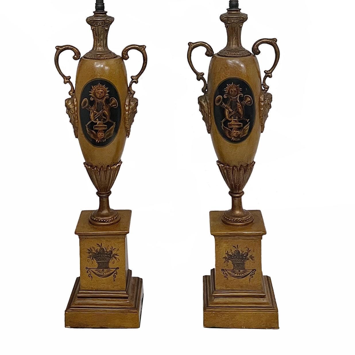 Coppia di lampade da tavolo francesi in stile Impero dipinte degli anni '20 circa.

Misure:
Altezza del corpo: 20,5
Altezza del paralume: 29.5