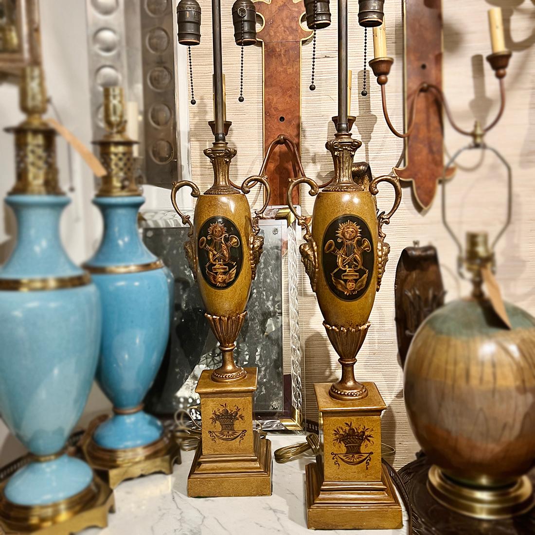 Coppia di lampade a forma di talpa dipinte In condizioni buone in vendita a New York, NY
