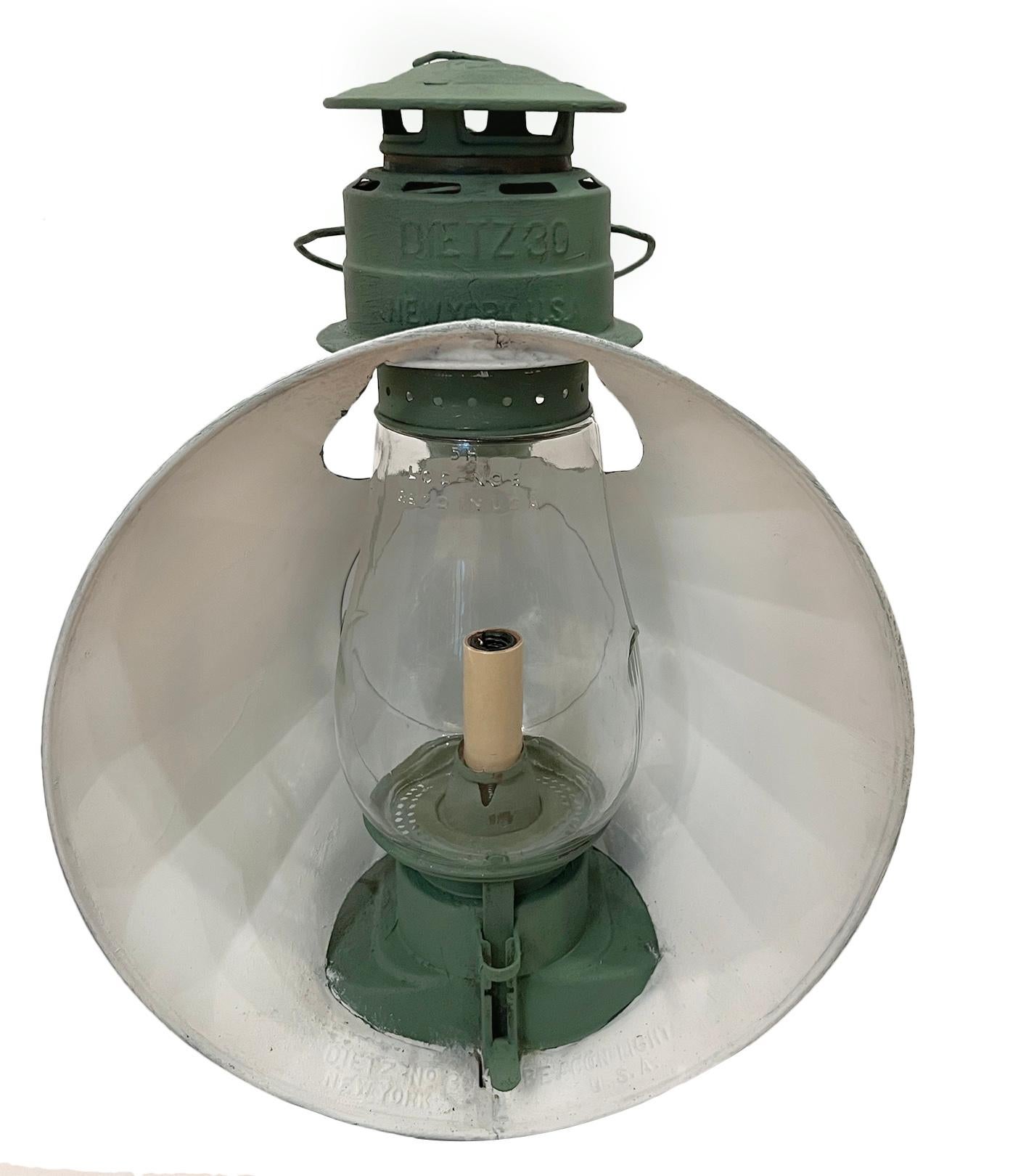 Milieu du XXe siècle Paire d'appliques à lanternes en tôle peintes en vente